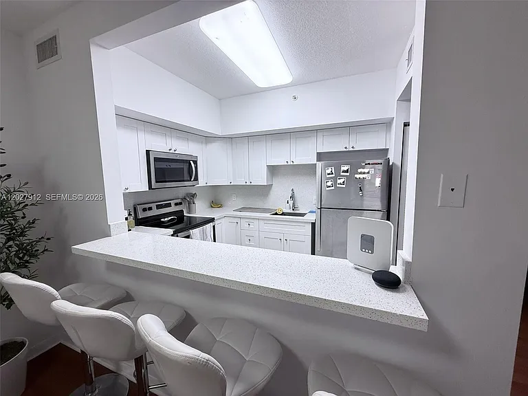 115 SW 42nd Ave #402 — Photo 4
