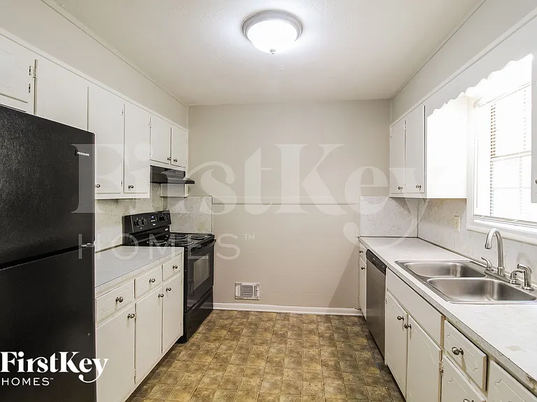 1021 Meadowbrook Ln NW — Photo 3