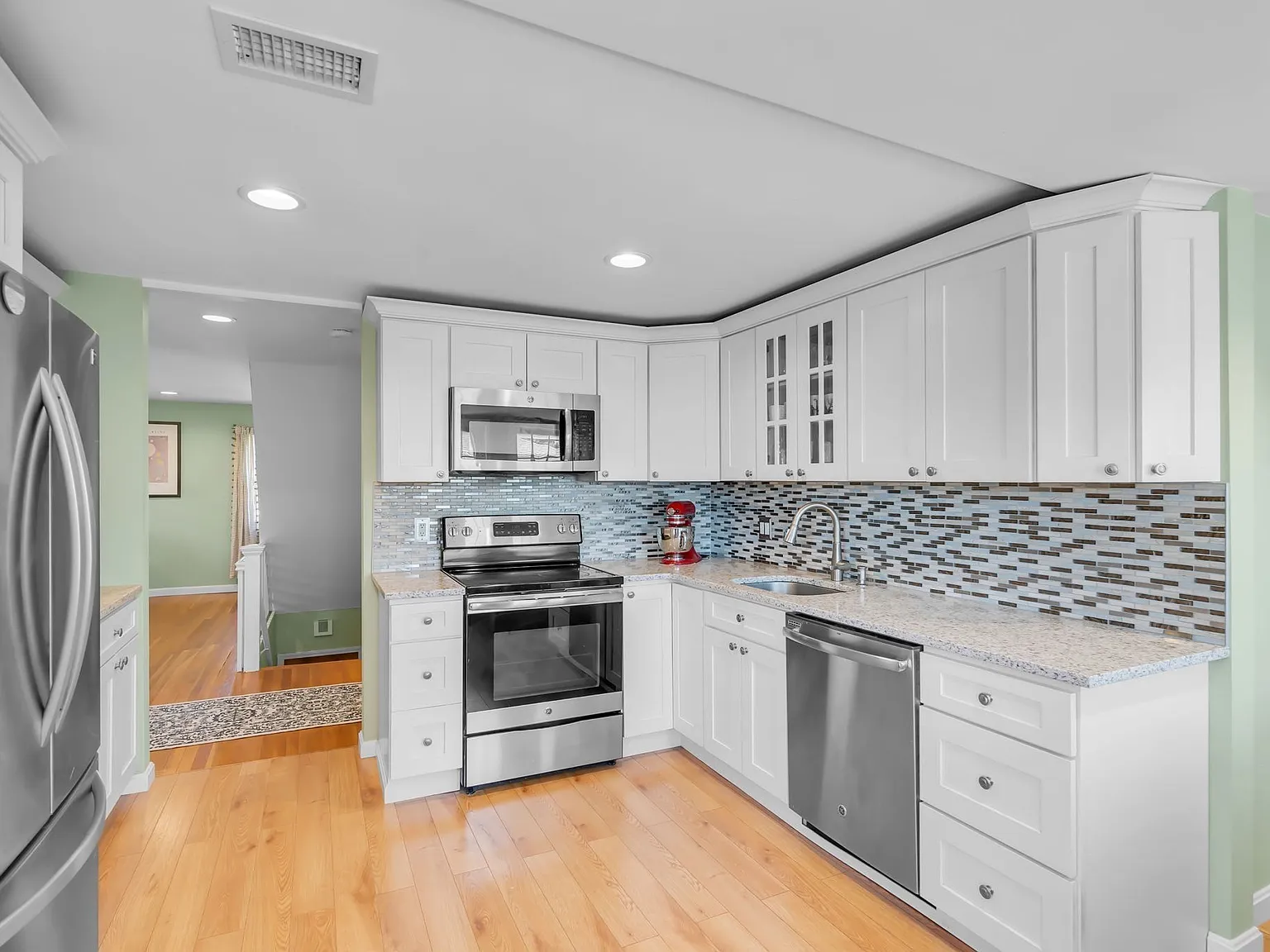 3 bed, 1140 sqft, $1,200 — Photo 2