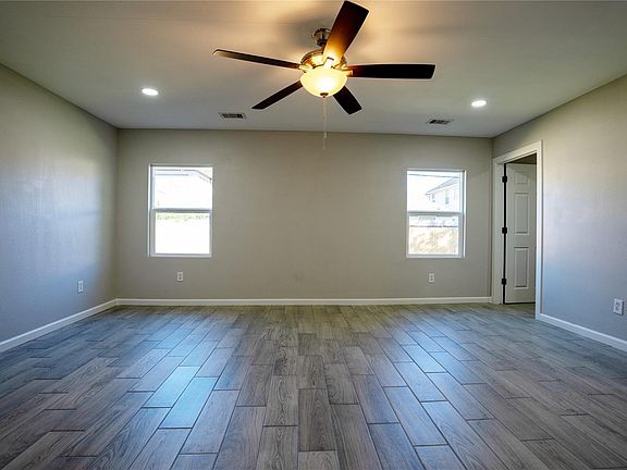 5th image of 3543 Charleston St