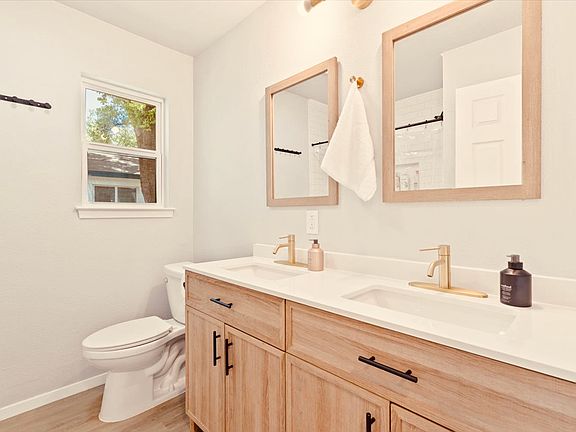 3rd image of 1107 Desirable Dr