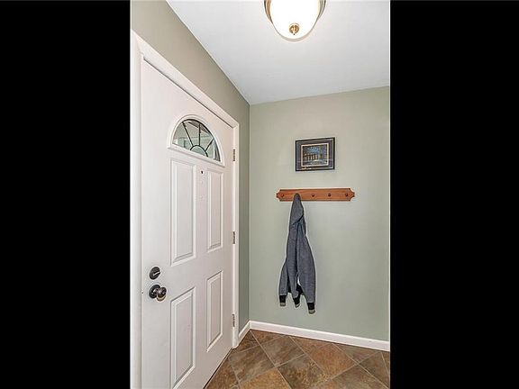 4th image of 201 S Linden Ln