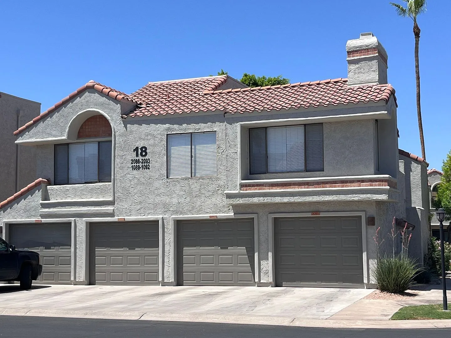 Vaulted ceilings in gated community w/garage — Photo 3