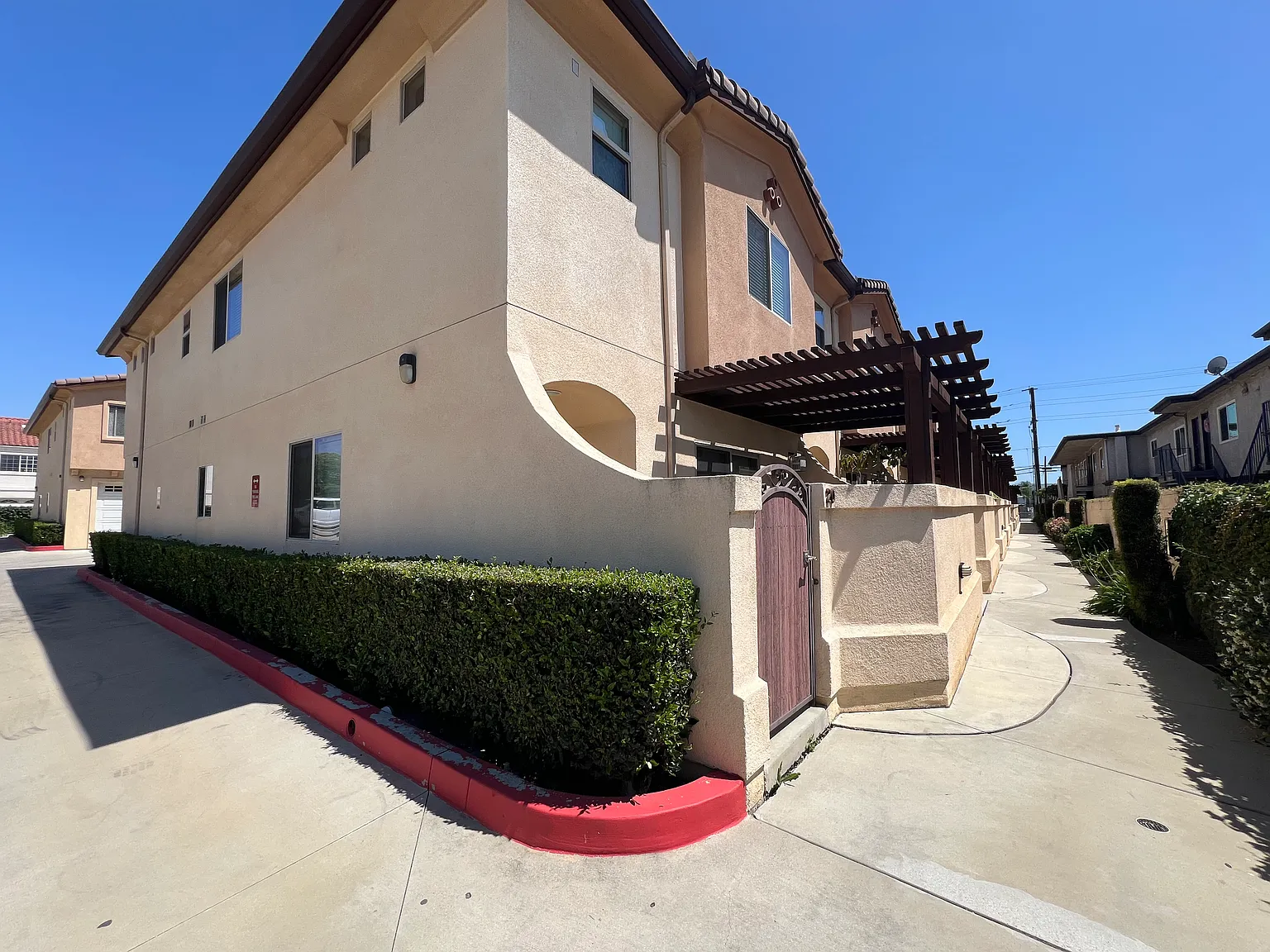 3 bed, 2.5 bath, 1570 sqft, $3,350 — Photo 2