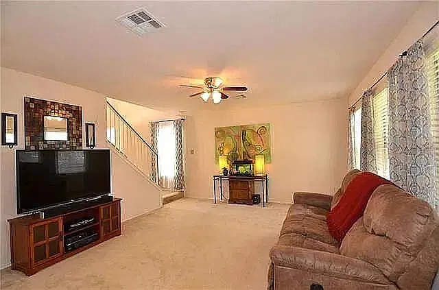 3 bed, 2.5 bath, 1605 sqft, $2,200 — Photo 2