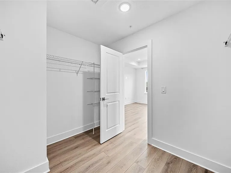 1856 Crowncrest Dr — Photo 32