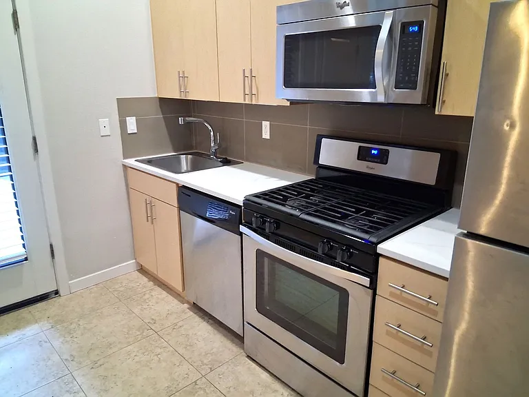 1607 NW Davis St — Photo 4