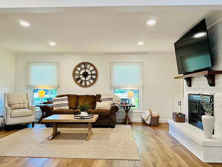 8 Applewood Ct W — Photo 3