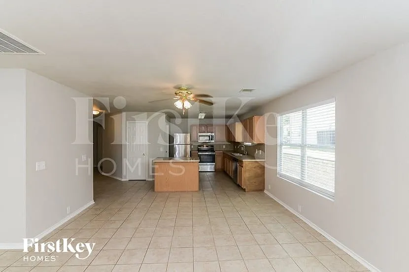 3 bed, 2.0 bath, 1527 sqft, $1,830 — Photo 4