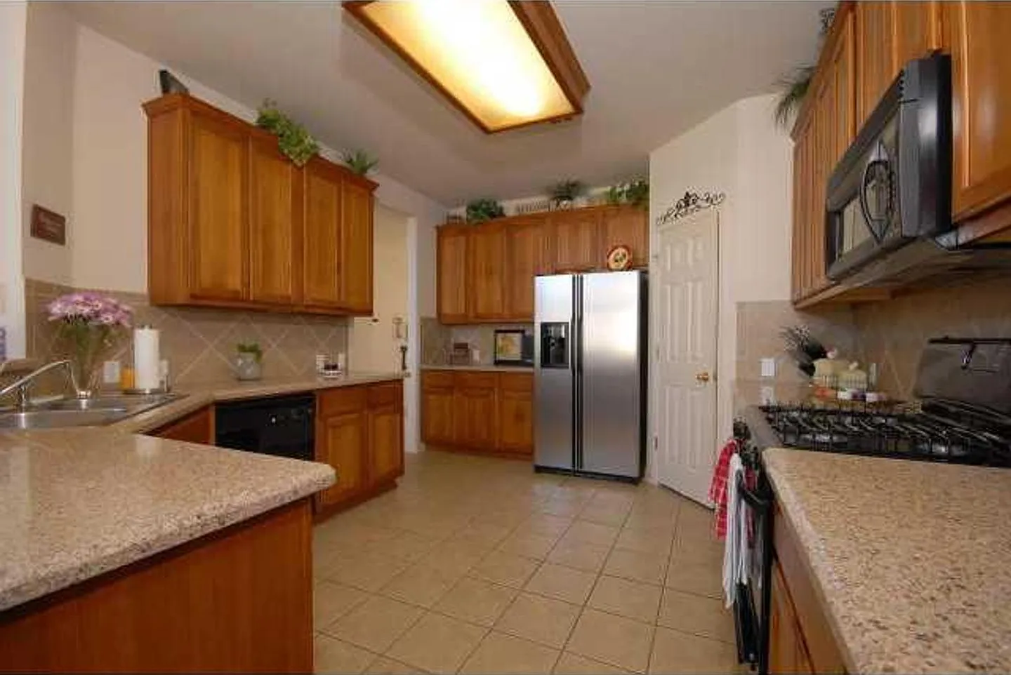 Great 4 Bedroom With All The Bells And Whistles — Photo 3