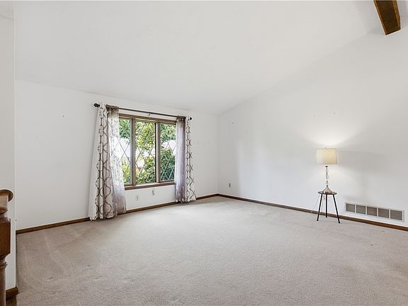3rd image of 1721 Grove Crest Dr