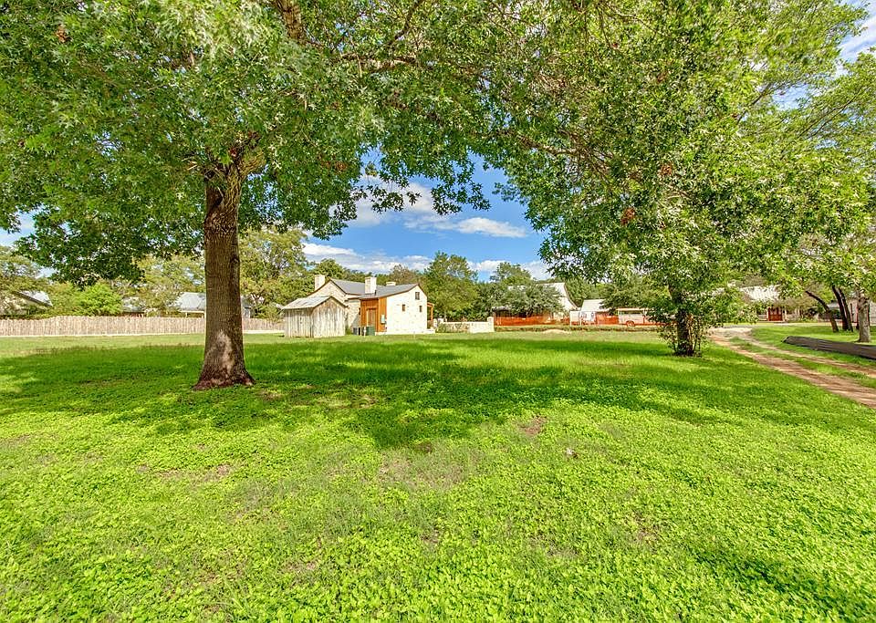 1st image of 210 Mistletoe St