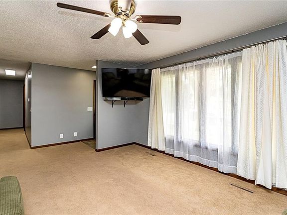 3rd image of 122 Lynwood Dr
