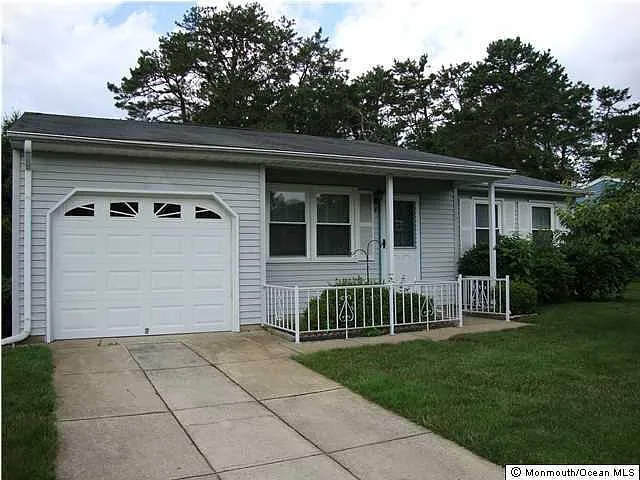 8 Eaton Lane photo 1