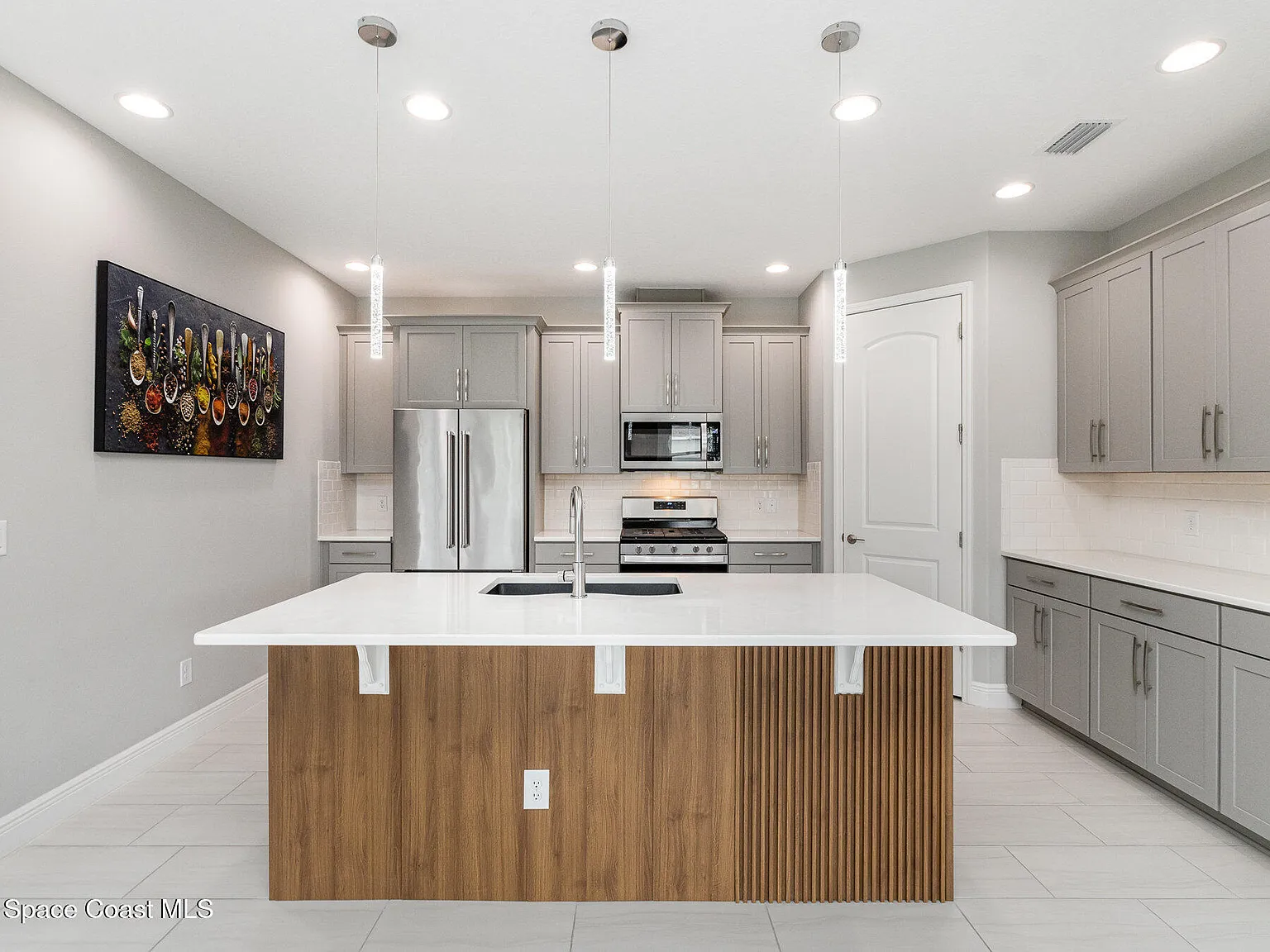 4 bed, 3.0 bath, 2483 sqft, $4,000 — Photo 3