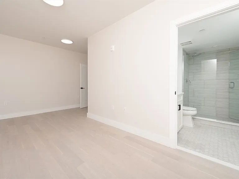 425 Border St #405 — Photo 15
