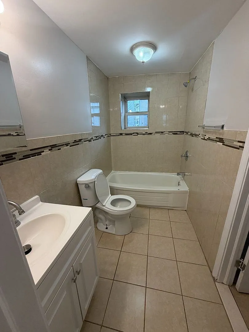 12 Borden Avenue — Photo 3