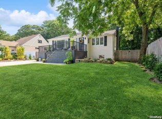 75 Acacia Rd, Kings Park, NY 11754