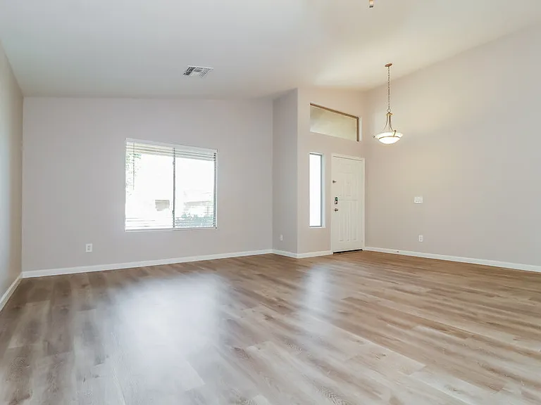 13625 W Lisbon Ln — Photo 4
