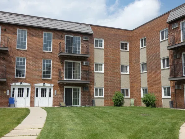 121 W Elk Trl, Carol Stream, IL