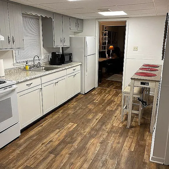 230 W Middle St — Photo 2