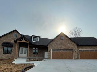 1800 Willow Bend St, Chatham, IL 62629