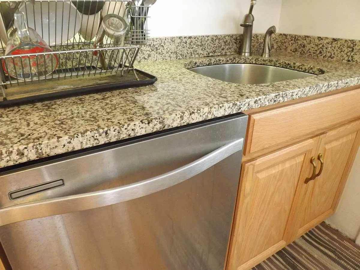3 bed, 1200 sqft, $2,300 — Photo 3