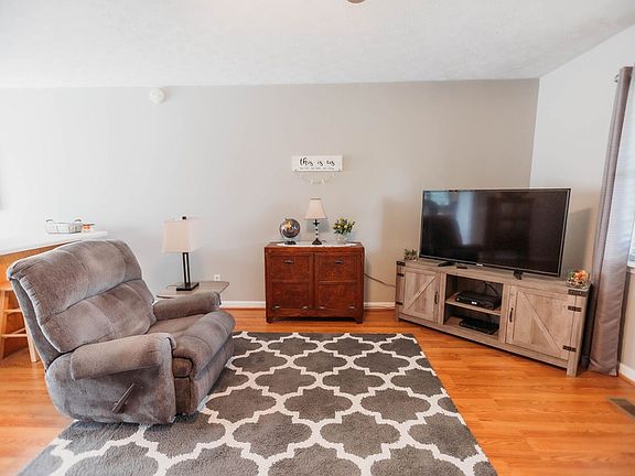 3rd image of 3679 Southmeade Dr