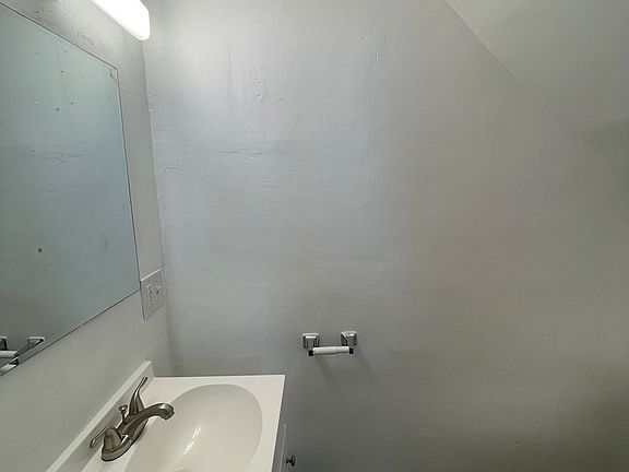 3rd image of 1526 Poplar St