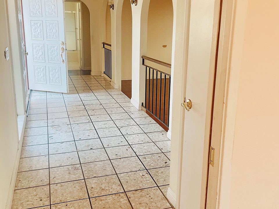 Pleasant Entry - Living Room