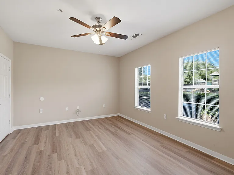 Elora Place Apartments — Photo 24