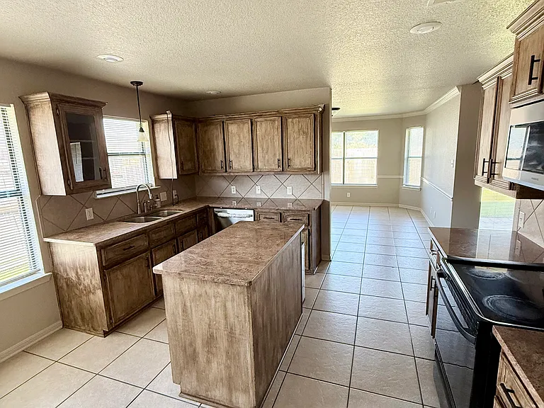 2708 Hydrangea Ave — Photo 9