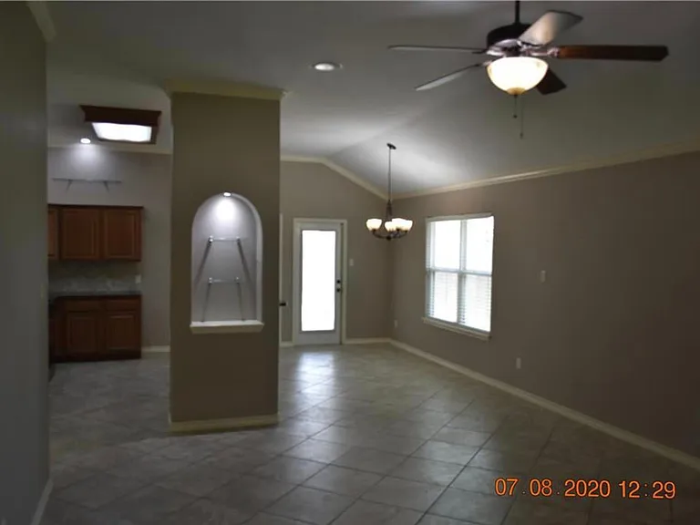 2105 Oak View Dr — Photo 3