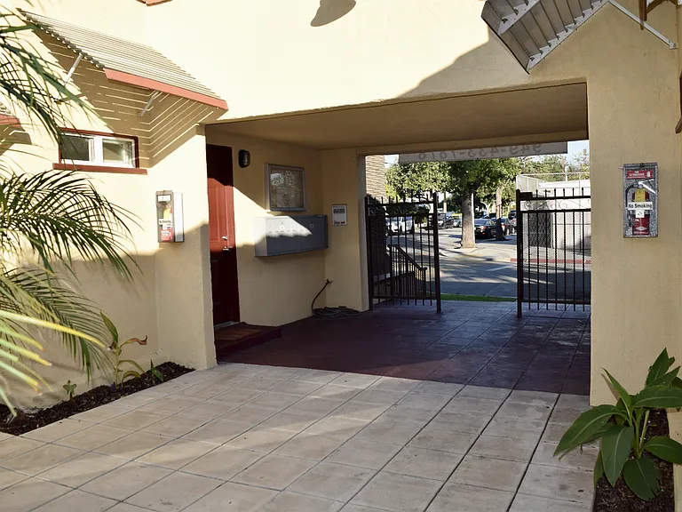 831 Mariposa St — Photo 18