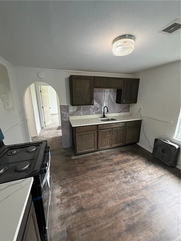 3 bed, 1.0 bath, 2528 sqft, $1,500 — Photo 2