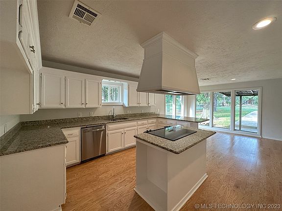 3rd image of 111 Lynn Haven Dr