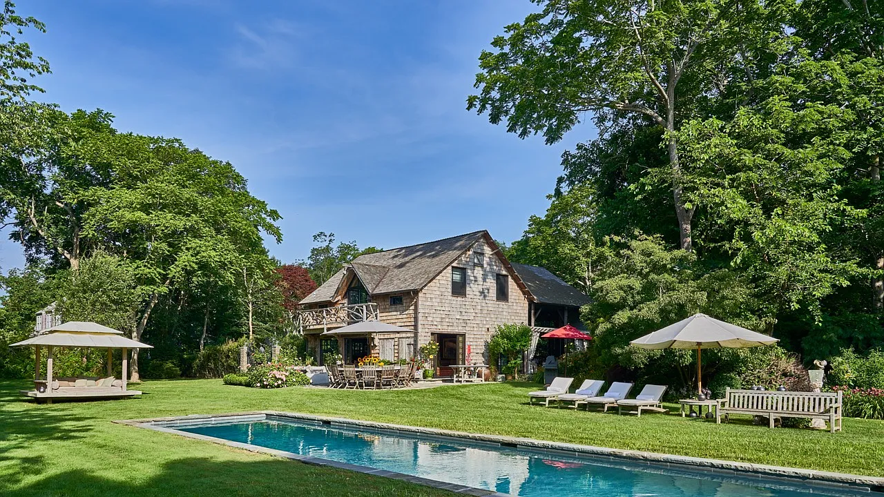 East Hampton Village Retreat — Photo 1