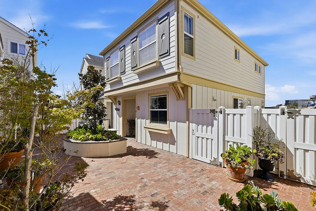3 bed, 2.5 bath, 1497 sqft, $5,500 — Photo 1