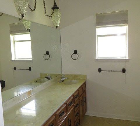 5th image of 204 Cottonwood Dr