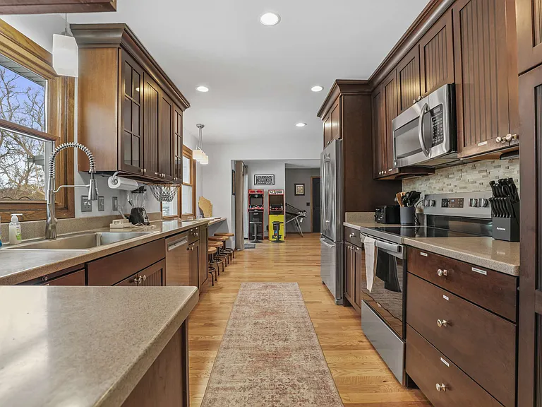 900 Woodview Dr — Photo 33