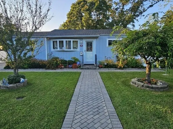 785 Spur Drive N, Bay Shore, NY 11706
