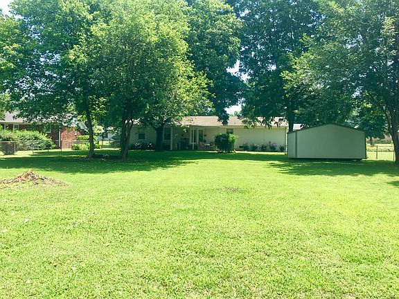 4th image of 30 Carol Ann Dr