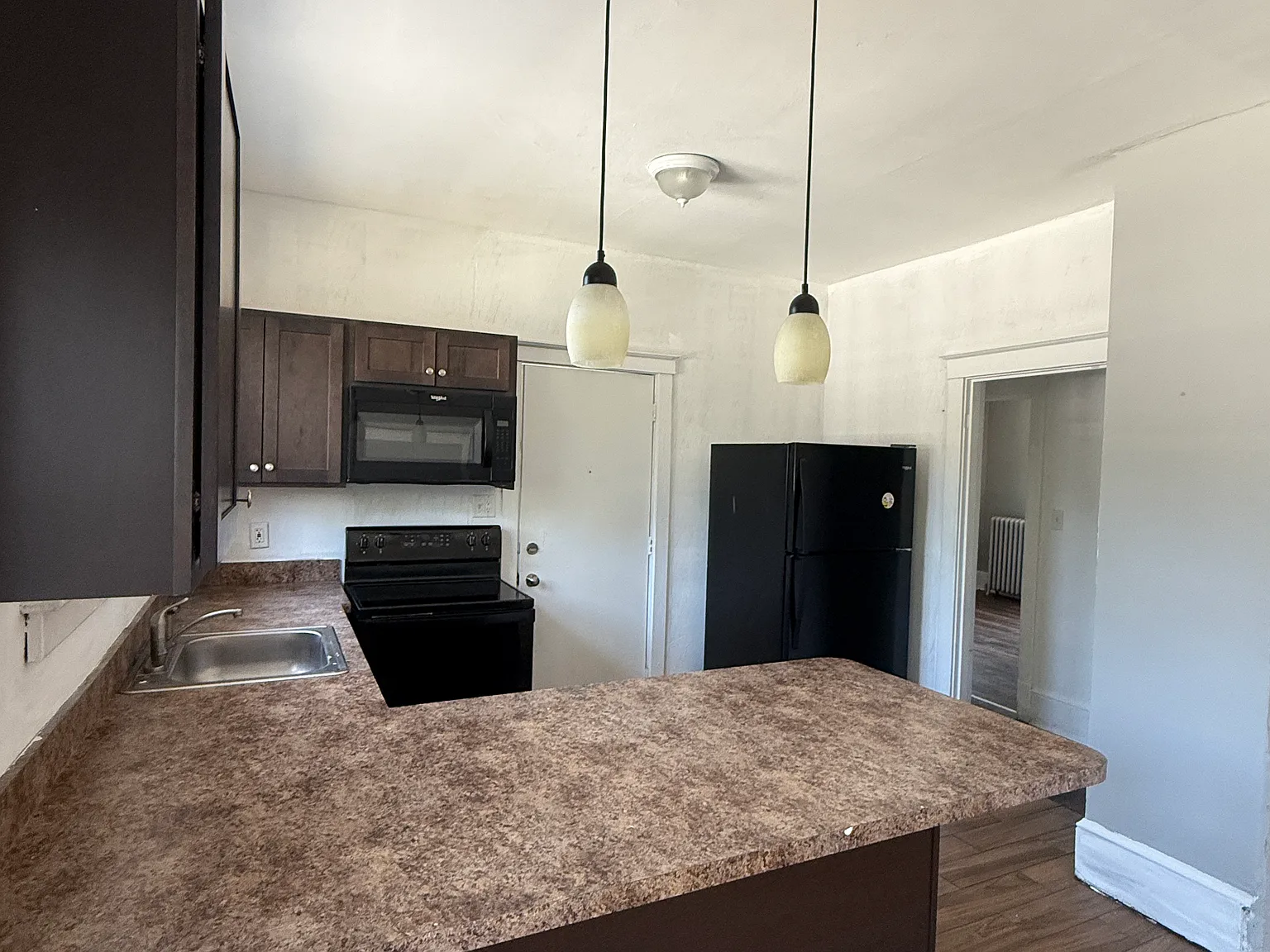 4 bed, $2,400 — Photo 2