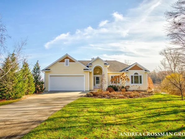 3001 Newport Dr, Fennville, MI 49408