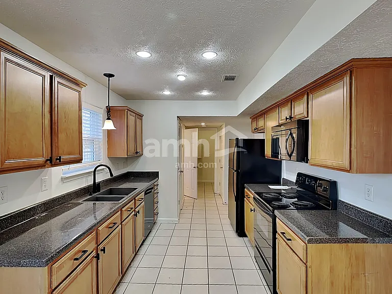 2126 Burgess Ln — Photo 3