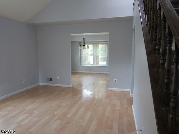 4th image of 264 Edgeware Ct