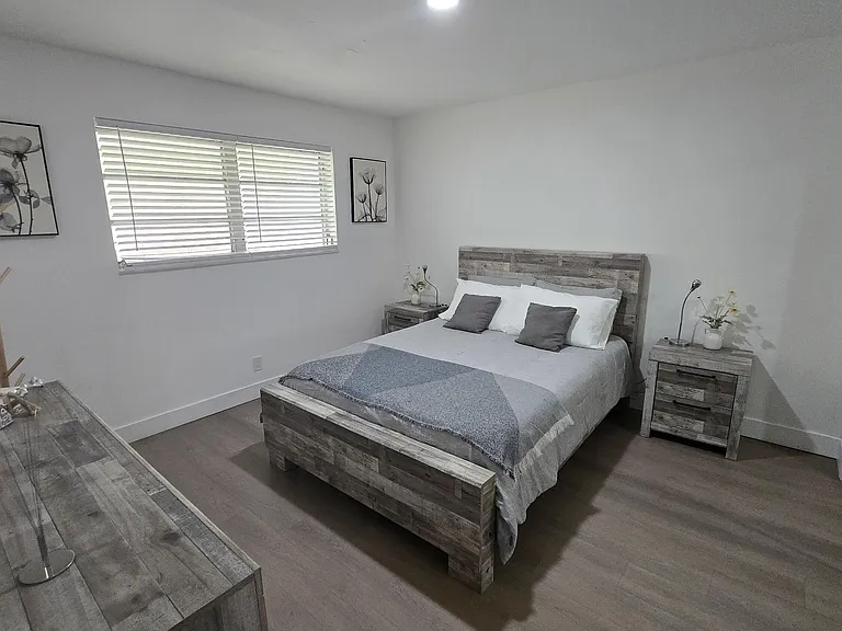 704 NE 8th St #10 — Photo 1
