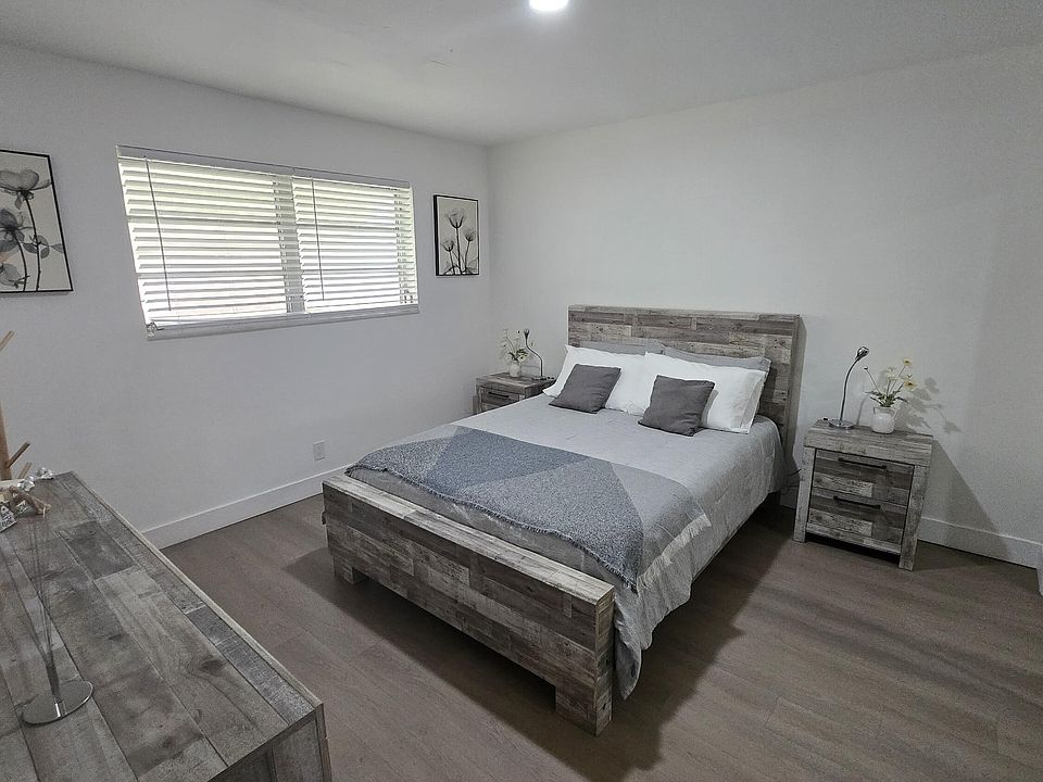 1st image of 704 NE 8th St APT 10