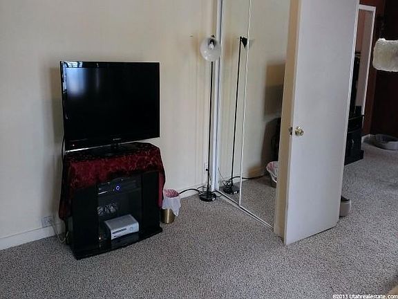 5th image of 877 W Pacific Ave