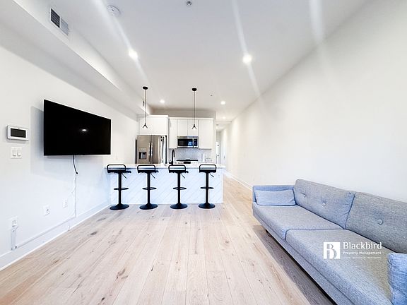 5th image of 1011 18th St NE #6